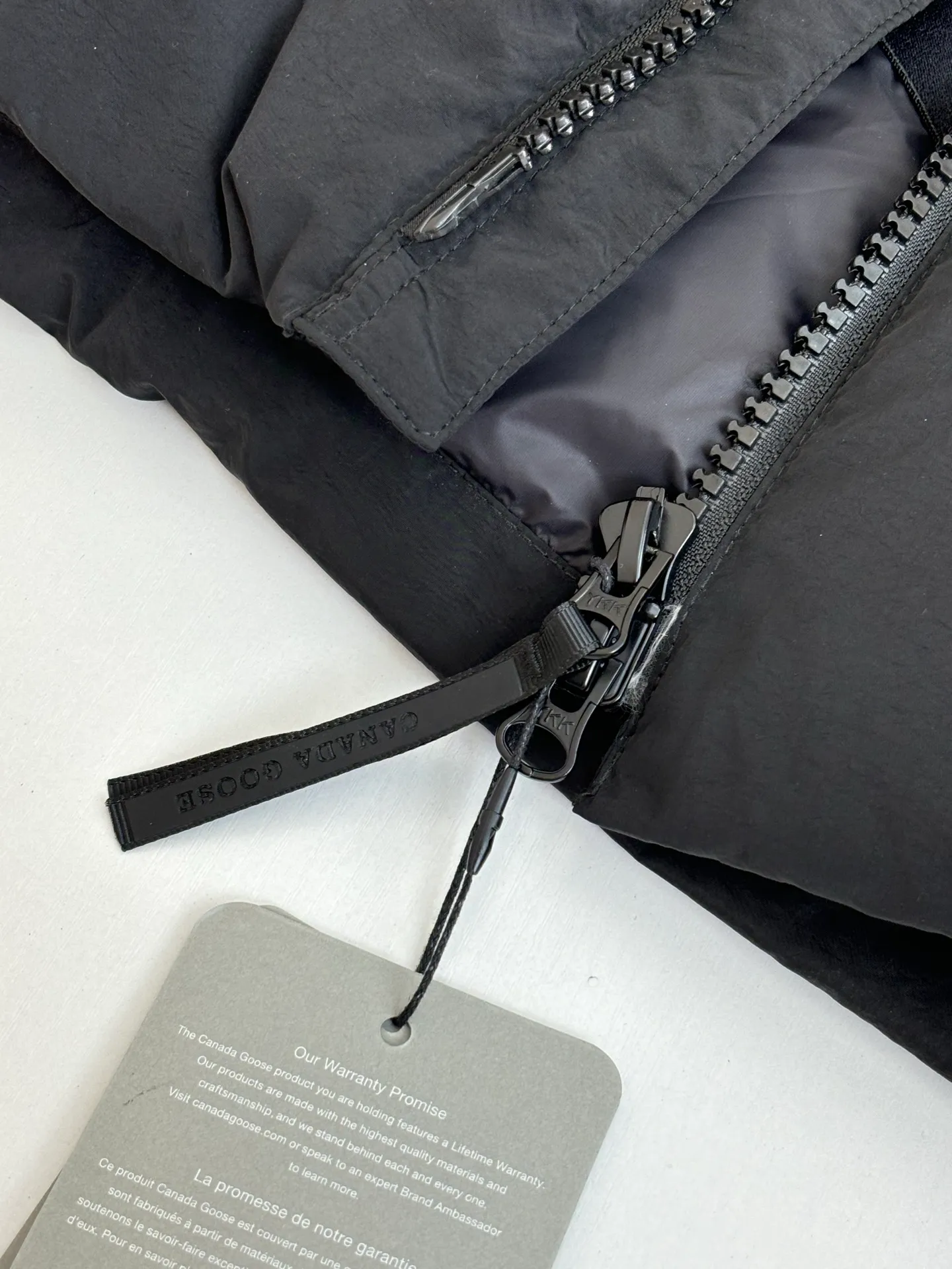 P1010 Canada Goos*/Big Goose Rubber Label Matte Down Jacket The fabric is made of high-quality protective nylon fabric, 90 national standard high-quality white duck down: selected high-fill power velvet, light and warm, with excellent temperature locking performance and good resilience. Three-dimensional quilting technology and precision thread reinforcement prevent lint from being drilled and ensure that the fluffy and resilient elasticity lasts like new.  Size：S/M/L/XL